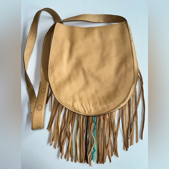 'KARINA' FRINGE LEATHER SHOULDER BAG IN NUDE - Picture 3 of 12